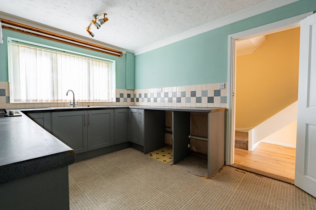 Property photo 3 of 27