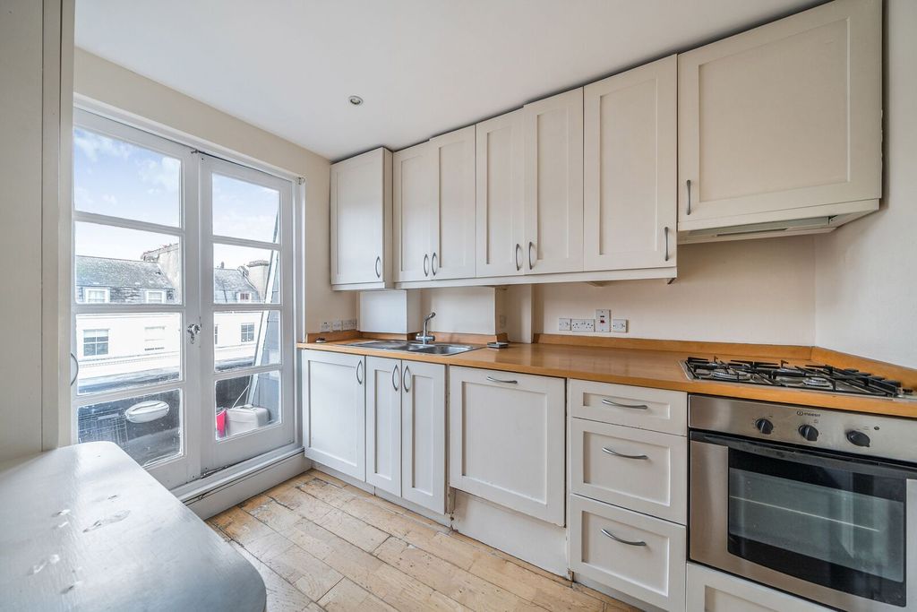 Property photo 1 of 32