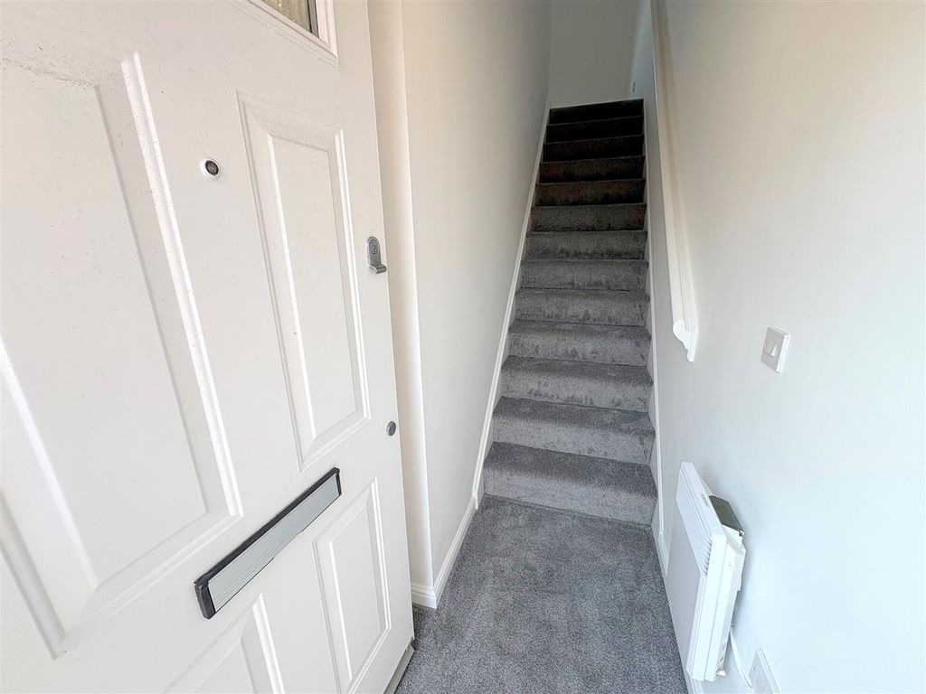 Property photo 2 of 20 Entrance Hall