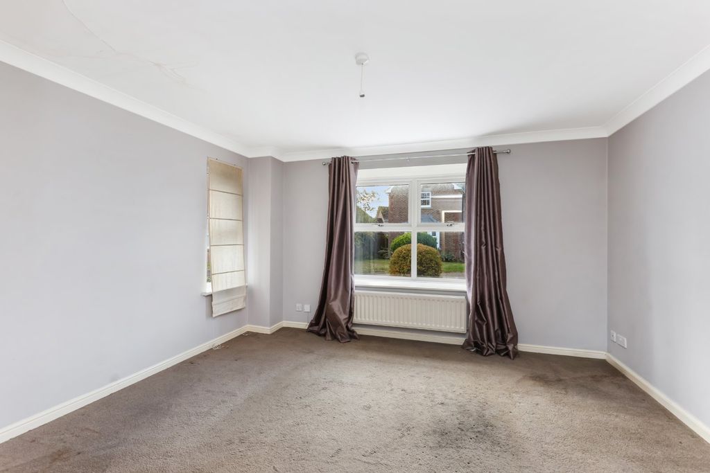 Property photo 2 of 18 Lounge