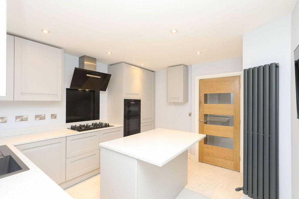 Property photo 2 of 29