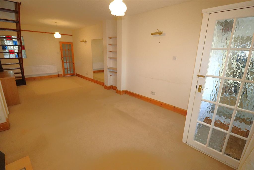 Property photo 2 of 16 Lounge