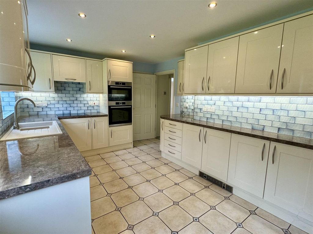 Property photo 2 of 25