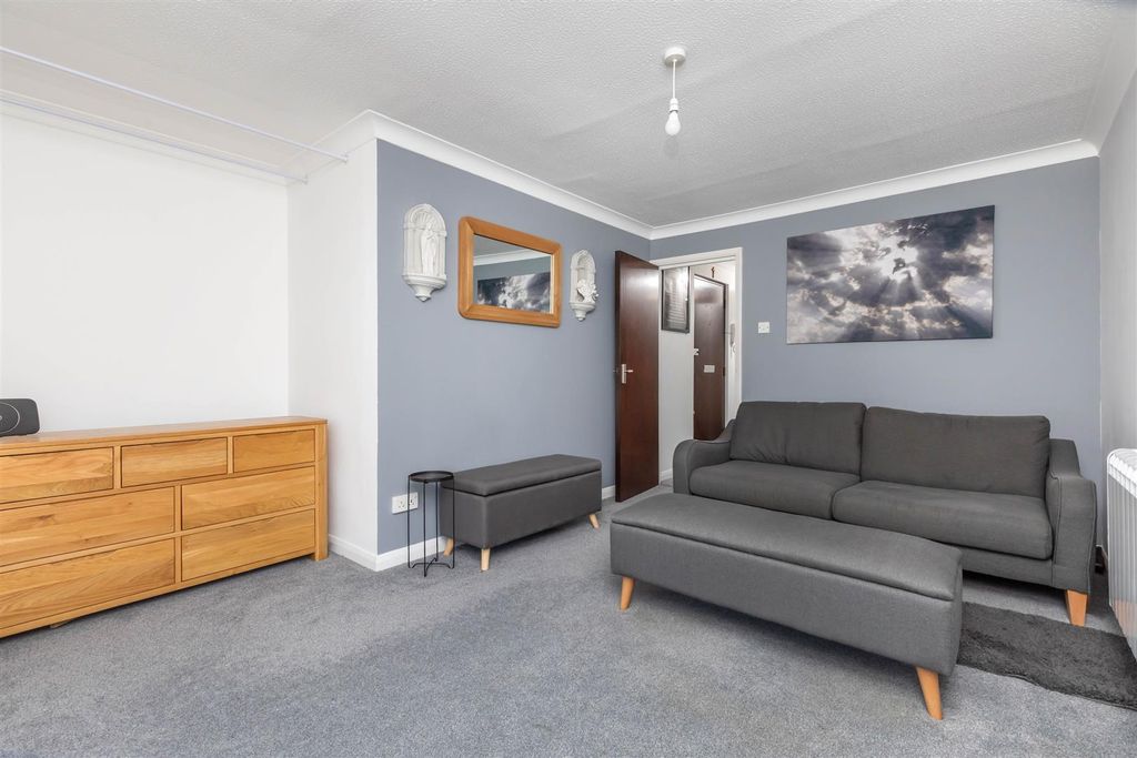 Property photo 2 of 8 Bonchurch Road-3.Jpg