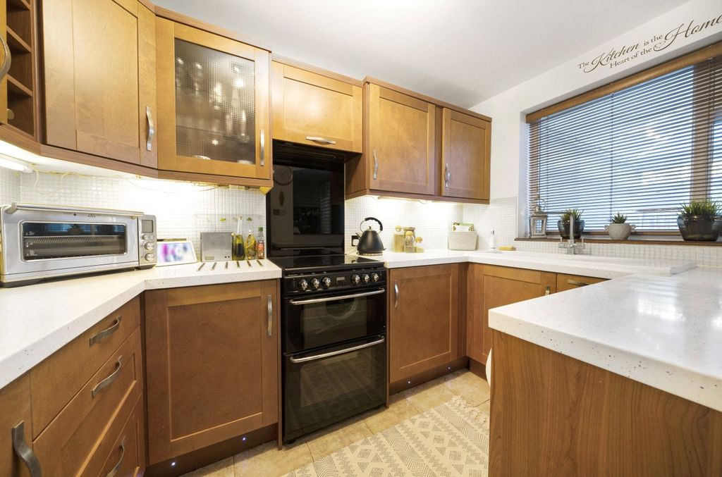 Property photo 3 of 17 Kitchen