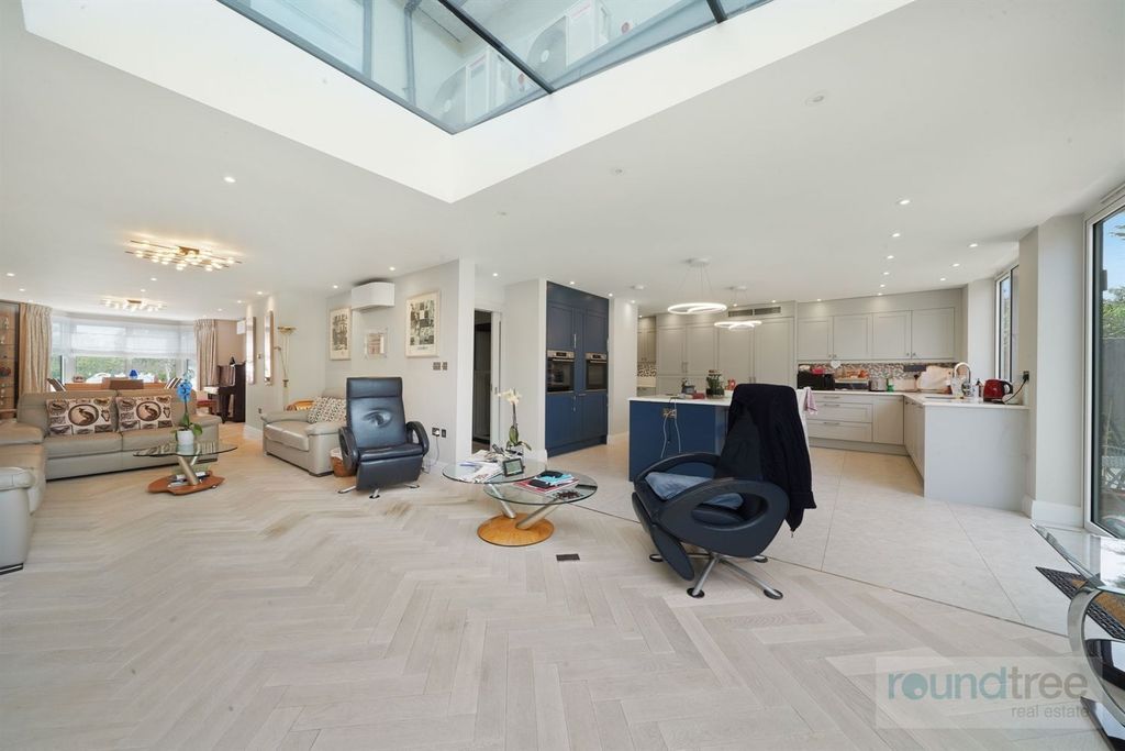 Additional image 8 of 4 bed semi-detached house for saleEdgwarebury Gardens, Edgware HA8