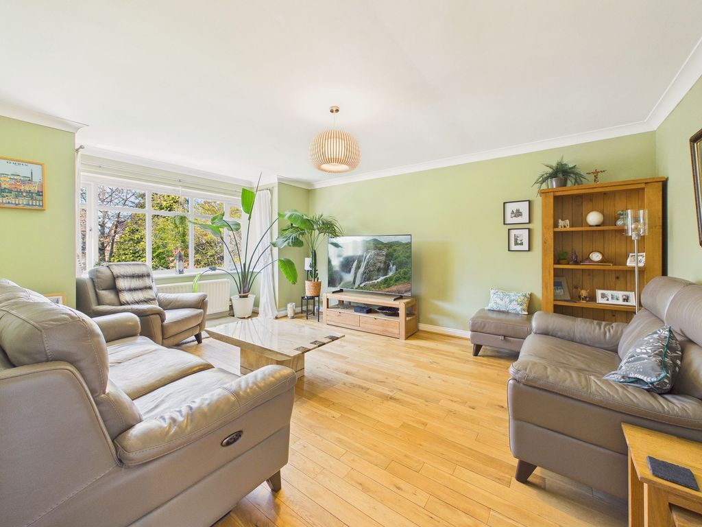 Property photo 2 of 18 Lounge