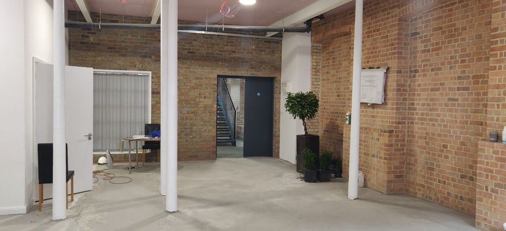 Property photo 2 of 2 39 Queens Row Int.Jpeg