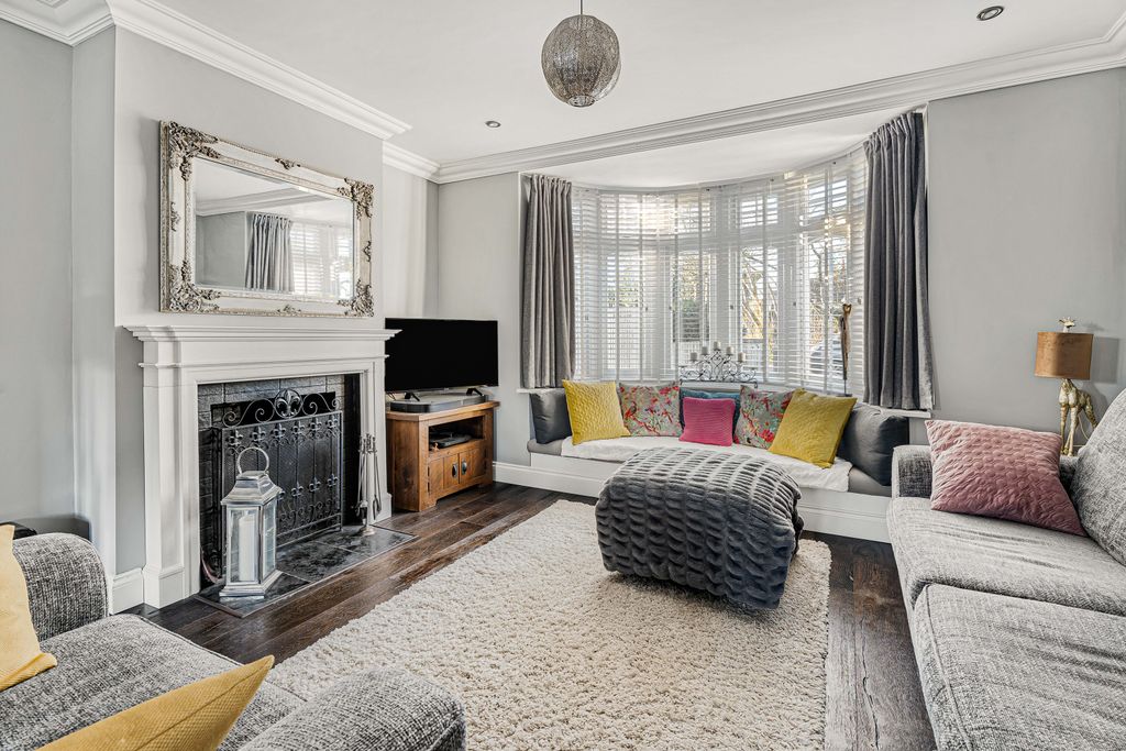 Property photo 2 of 27 Living Room