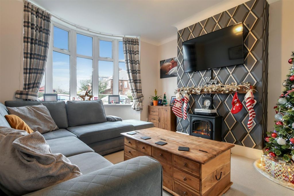 Property photo 2 of 23 Lounge