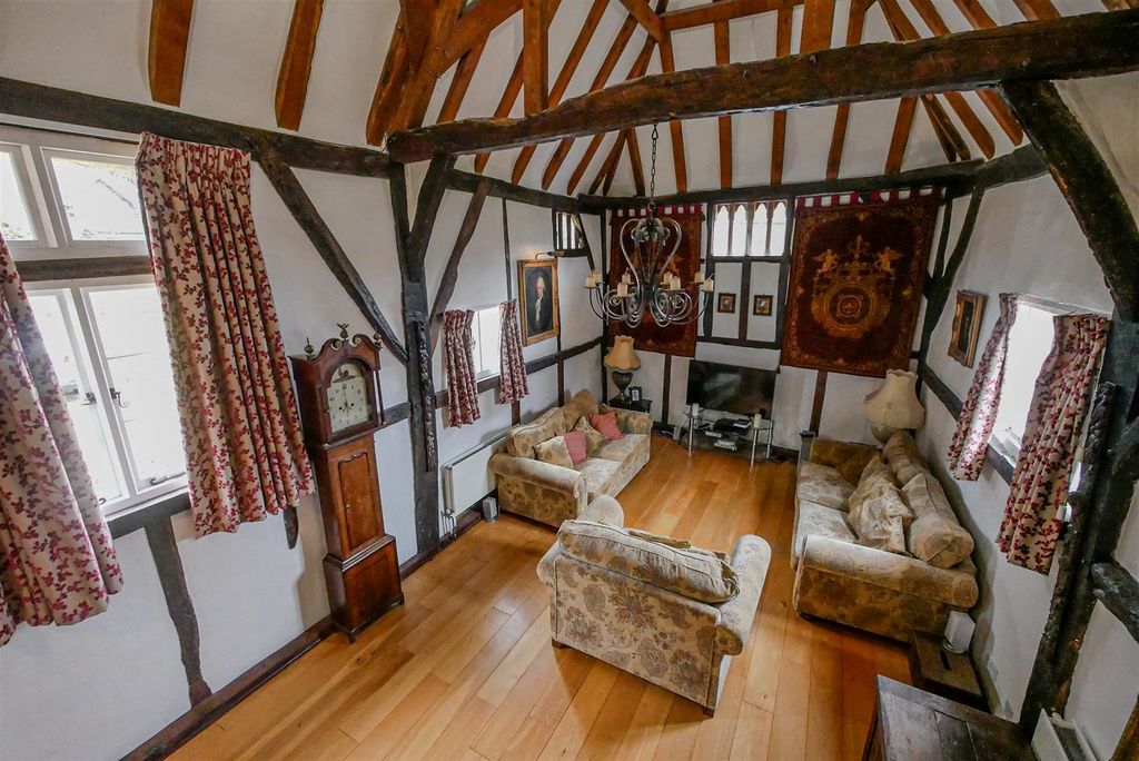 Property photo 2 of 19 Lounge