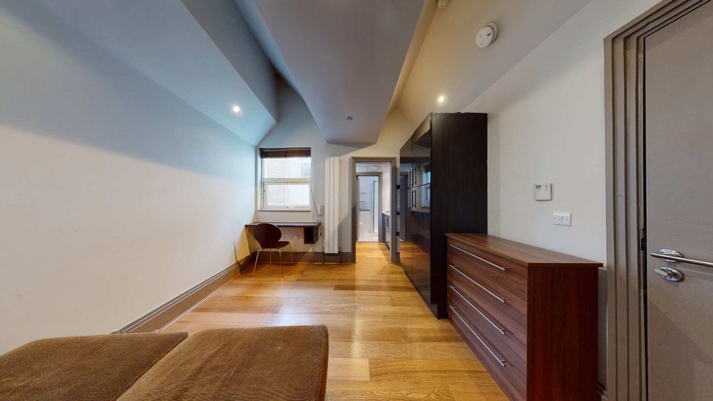 Property photo 1 of 6 Bedroom