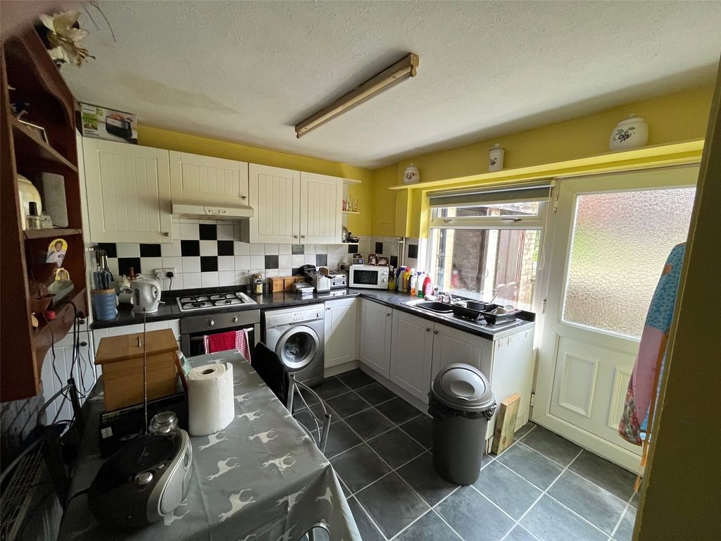 Property photo 3 of 10 Kitchen