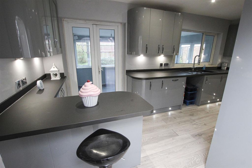 Property photo 3 of 13 Breakfast Kitchen