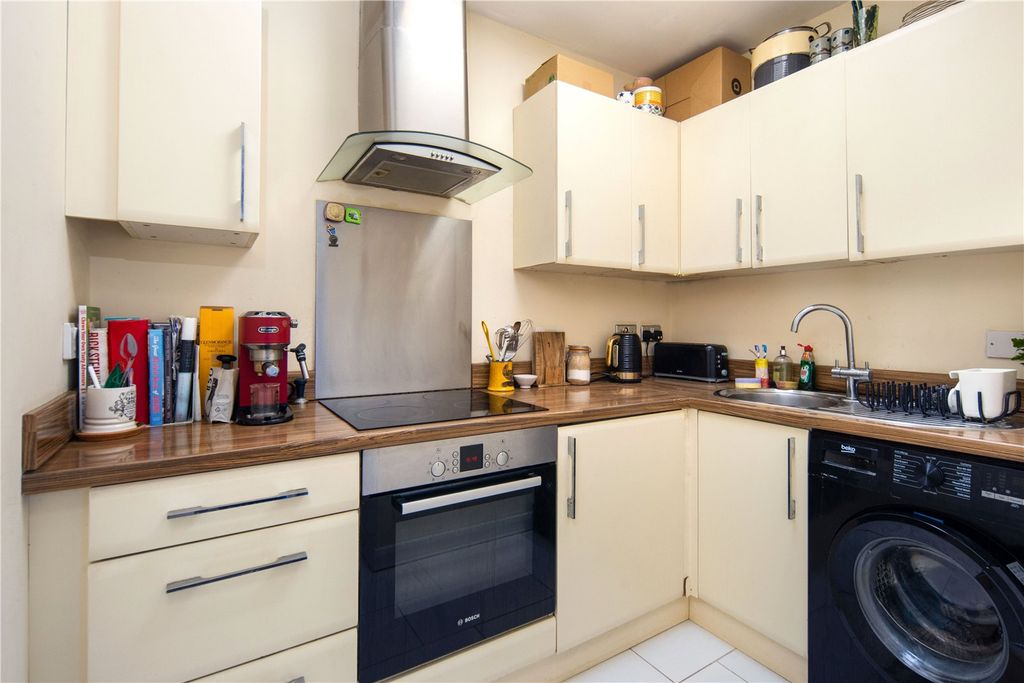 Property photo 3 of 11 Kitchen