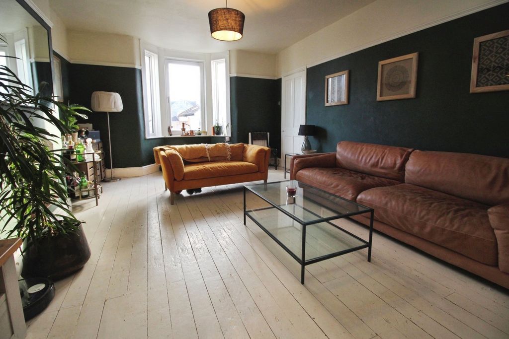 Property photo 3 of 12 Lounge