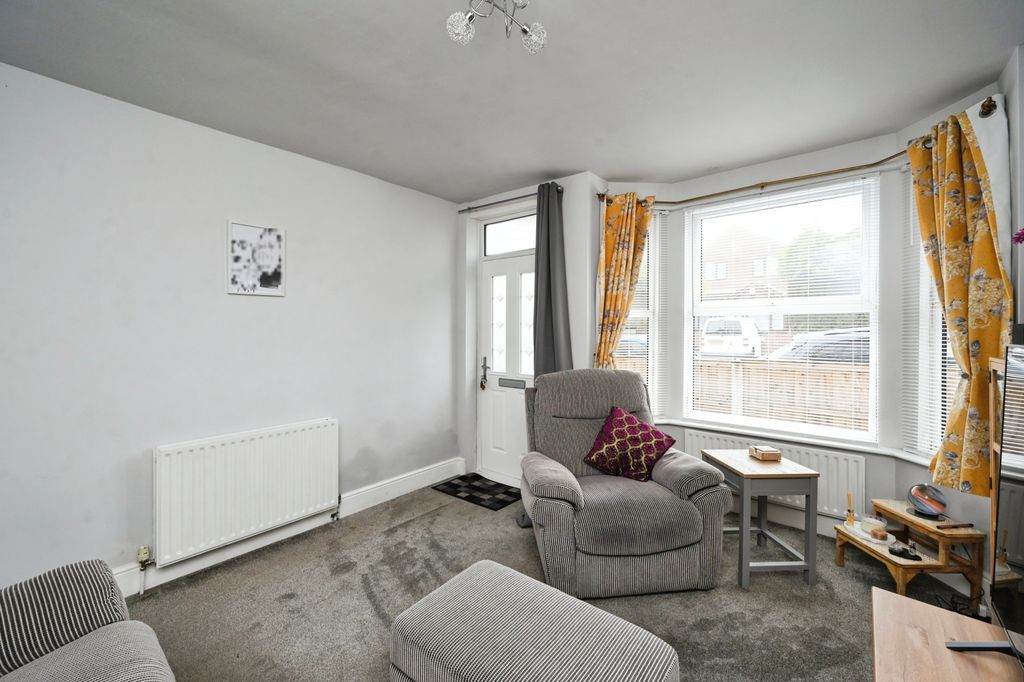 Property photo 3 of 17 Lounge