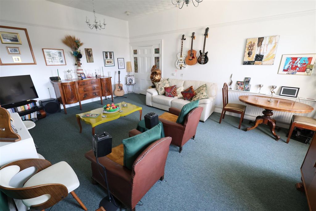 Property photo 2 of 22 Tf Lounge iii.Jpg