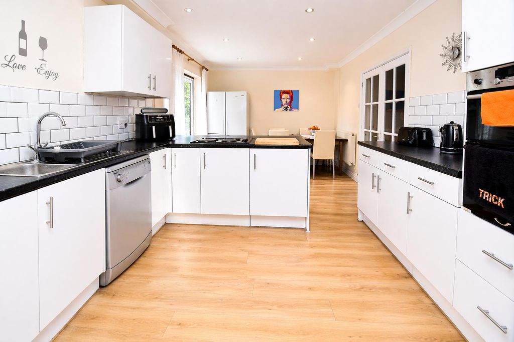 Property photo 2 of 23 12.Png