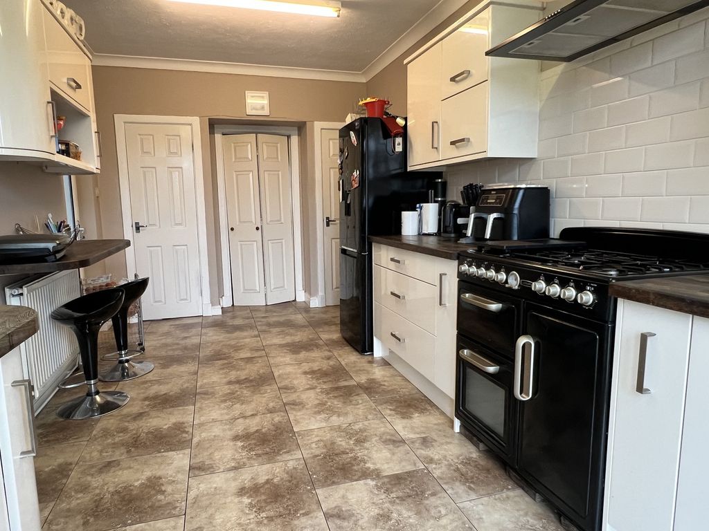 Property photo 3 of 22 Kitchen