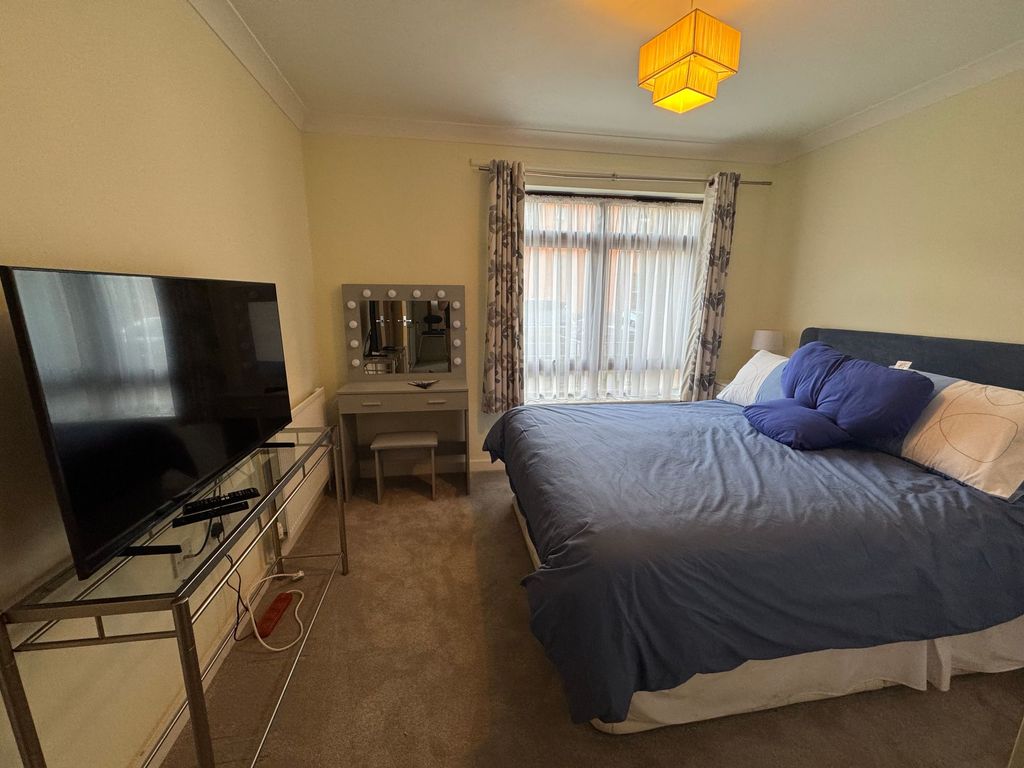 Property photo 3 of 10 Main Bedroom