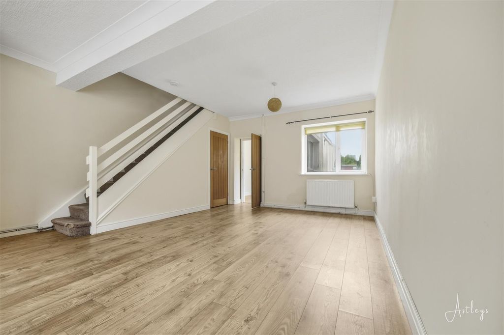 Property photo 3 of 19 Lounge