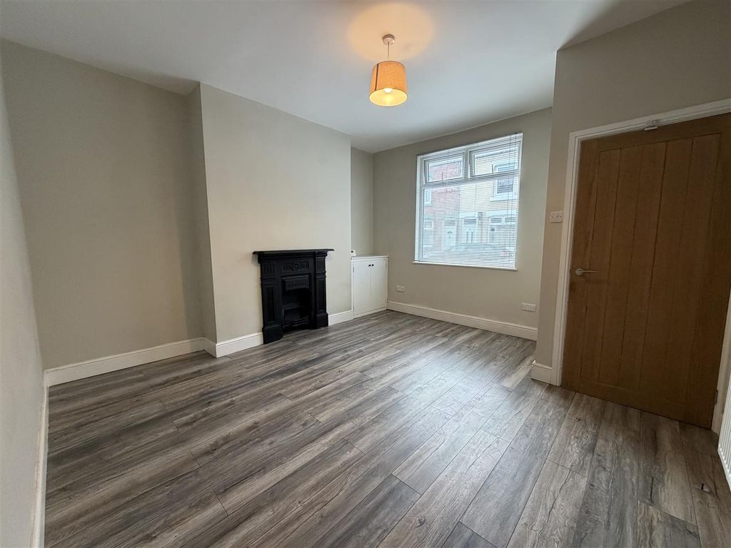 Property photo 2 of 12 Lounge