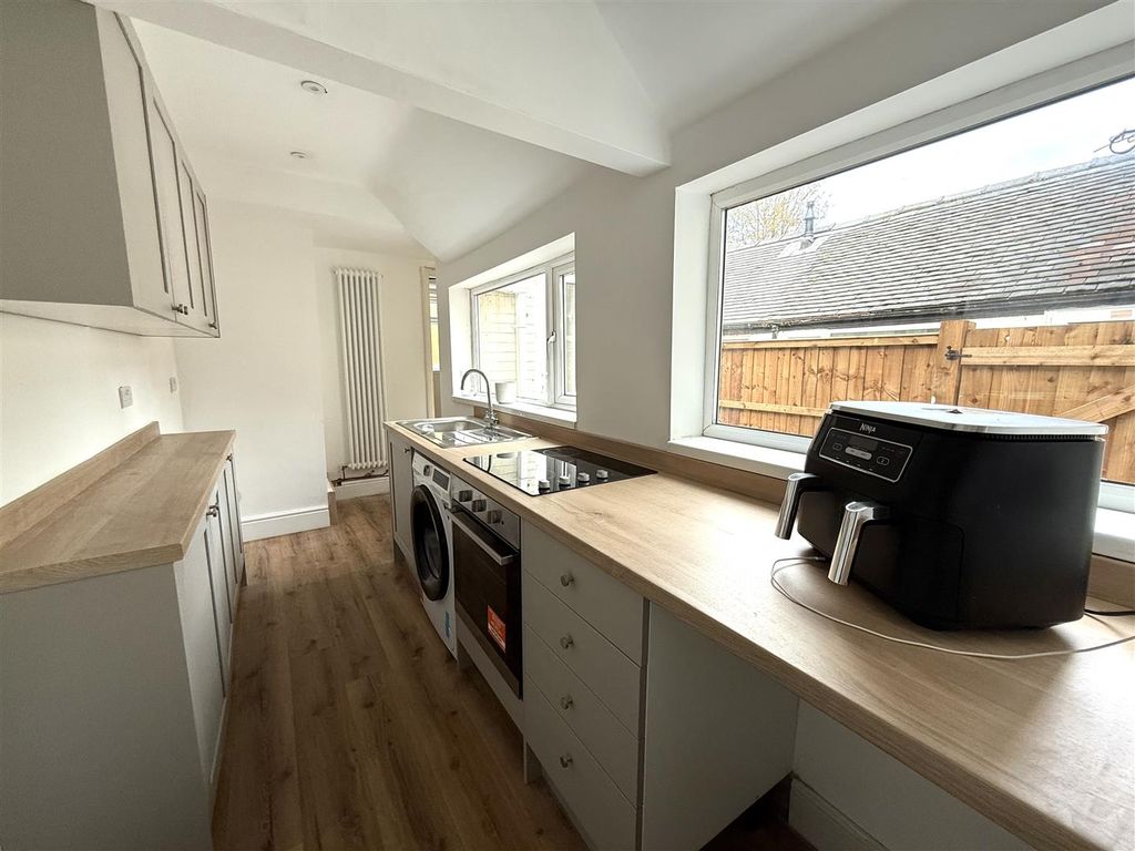 Property photo 3 of 12 41 Arch Street Kit 2.Jpeg