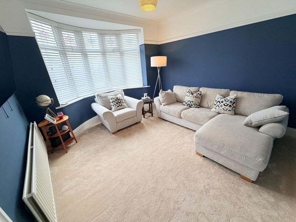 Property photo 3 of 22 Lounge