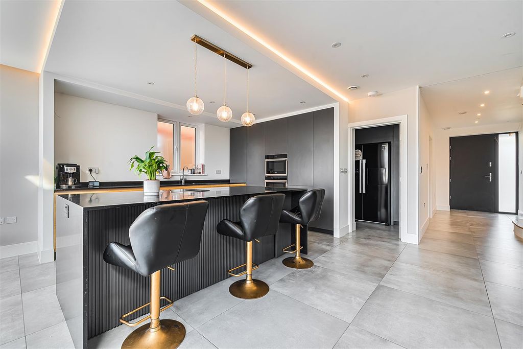 Property photo 3 of 24 1381374-4-6915De16E19c4.Jpg