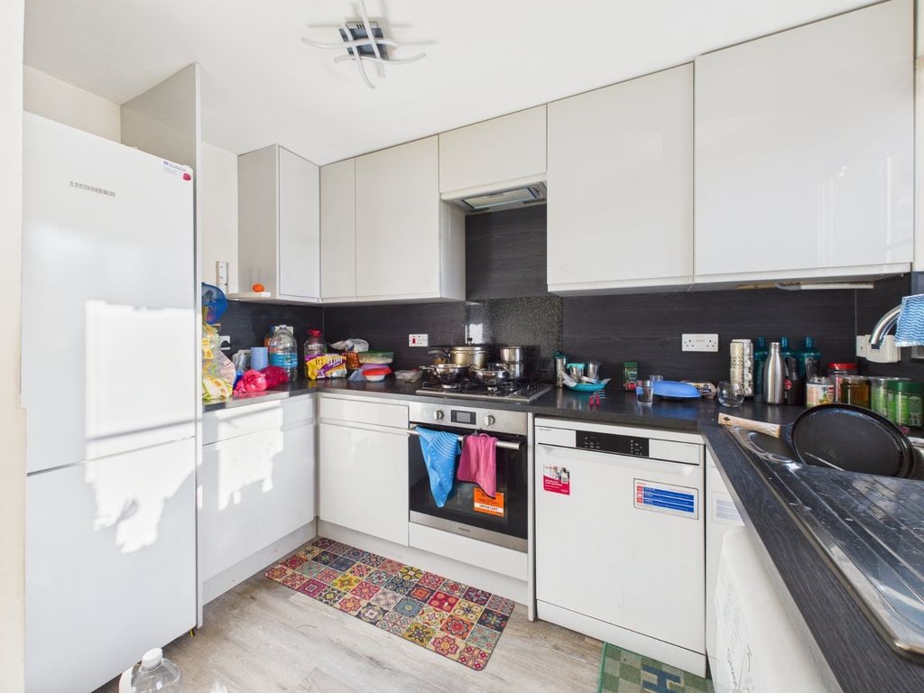 Property photo 3 of 10 Kitchen