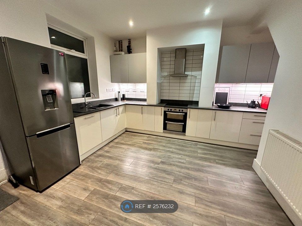 Property photo 3 of 9 Kitchen