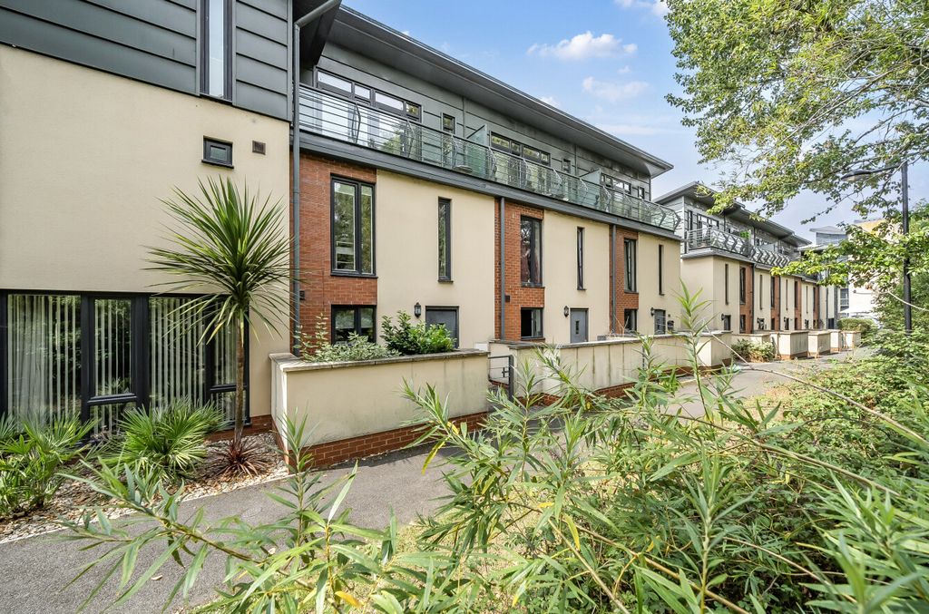 Property photo 1 of 25 1334303-1-6894d46...