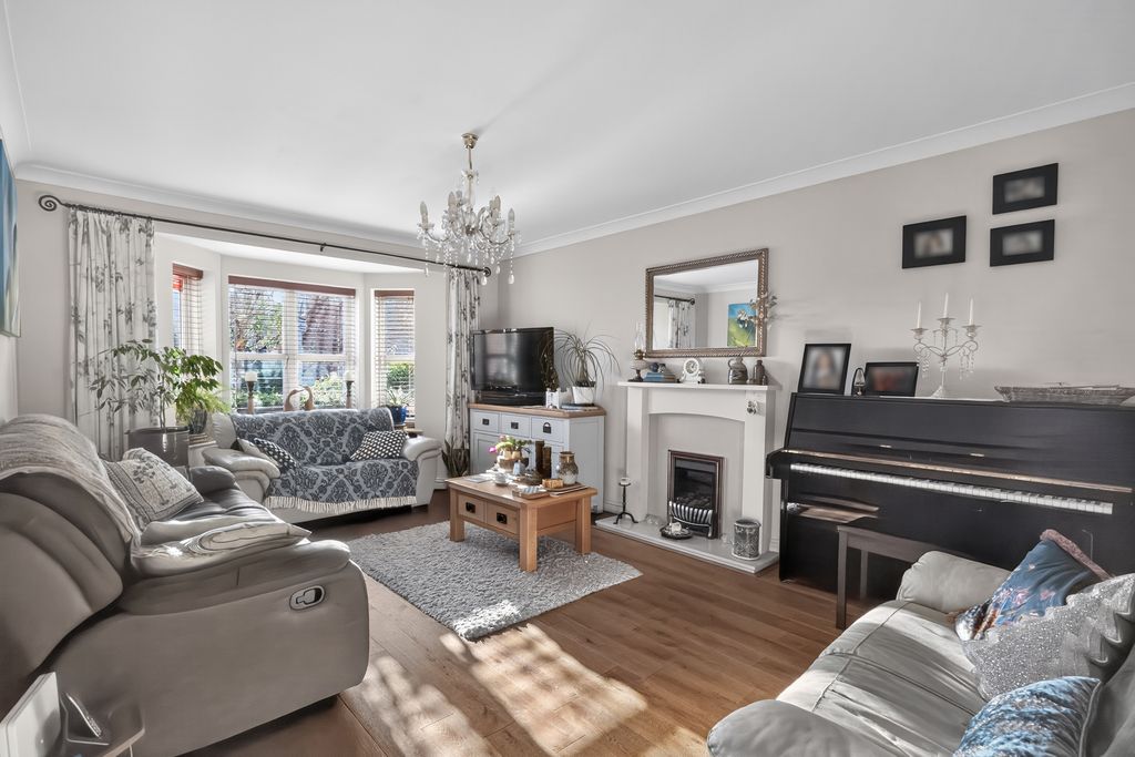 Property photo 2 of 16 Lounge