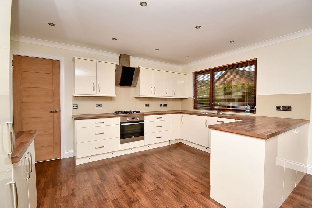 Property photo 3 of 17 Kitchen