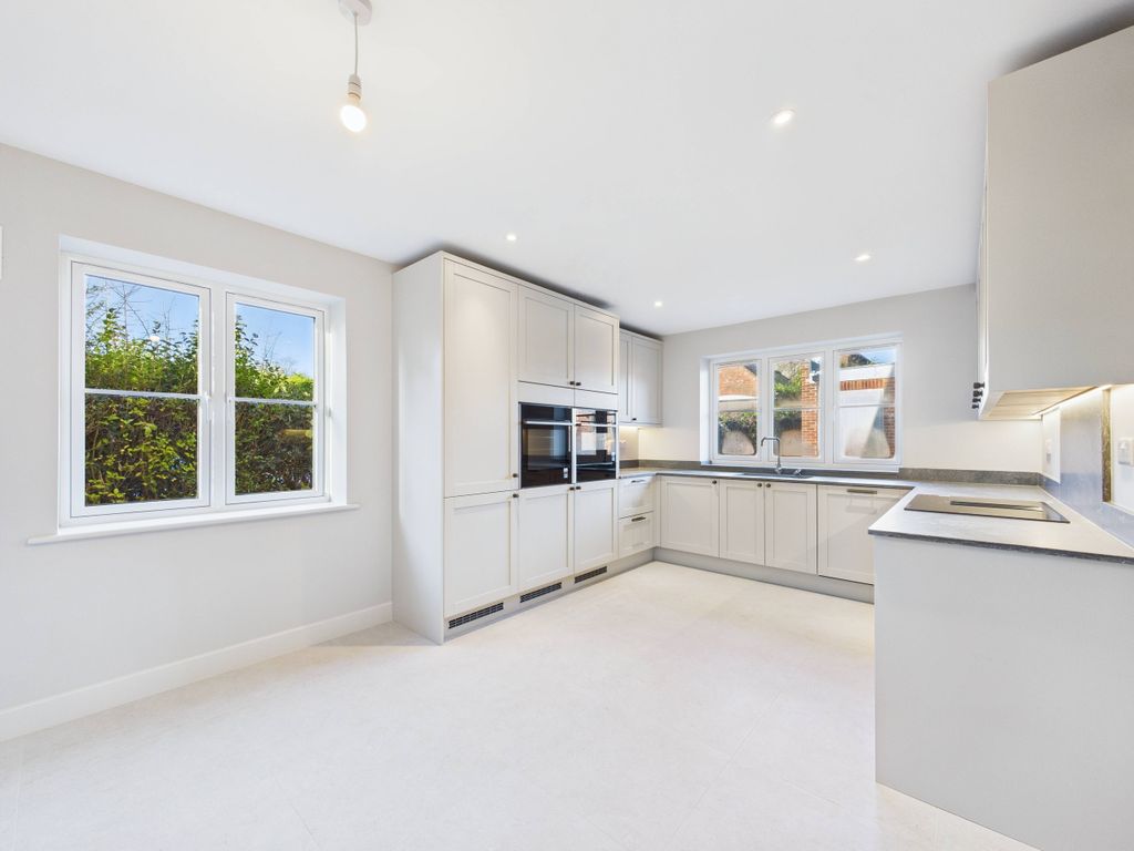 Property photo 2 of 18 Cam01354G0-Pr0625-Still001