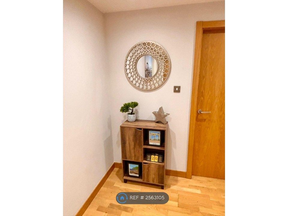 Property photo 2 of 18 Hallway