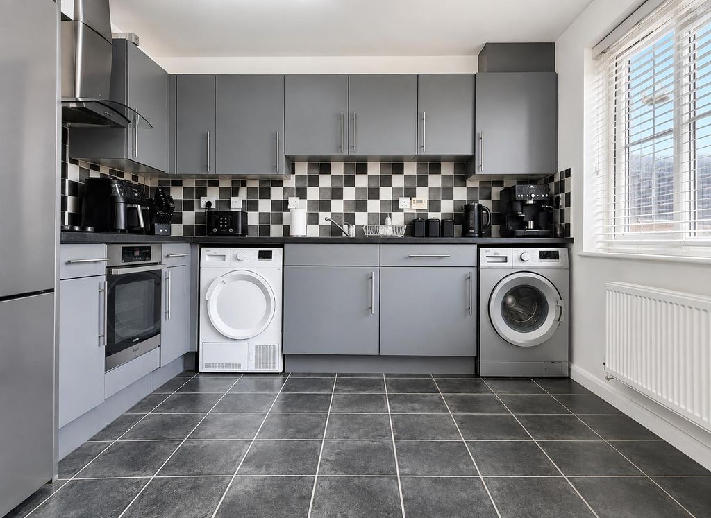 Property photo 2 of 20 405203A7-Cfc9-491C-A4De-F35964139D1C.Png