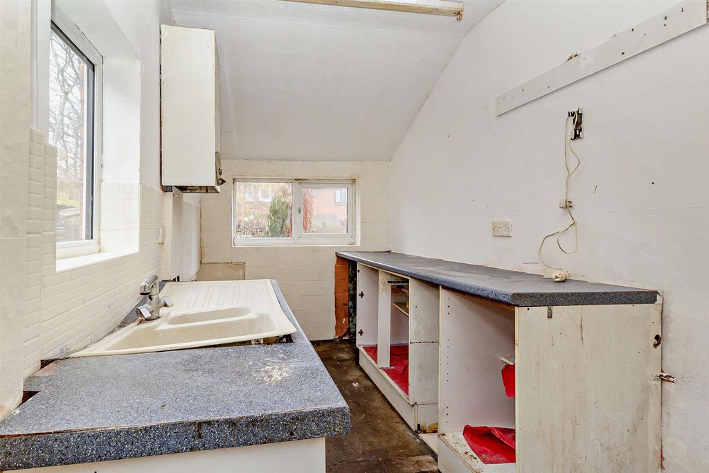 Property photo 3 of 13 8678921-Interior15-800.Jpg