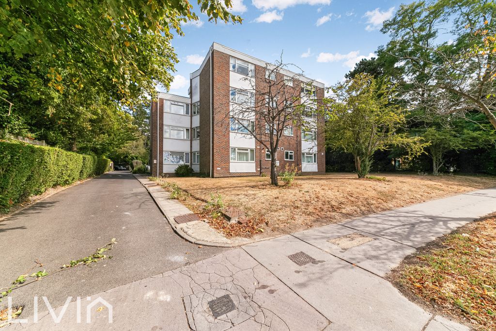 Property photo 1 of 8 Oakfield Court 16 -32