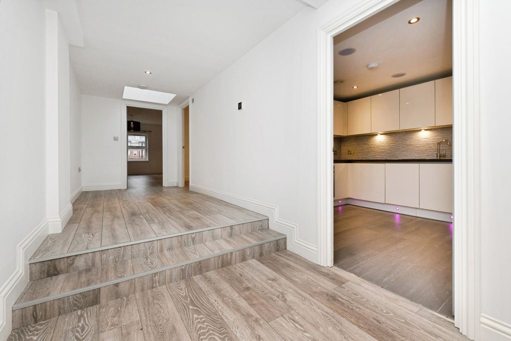 Property photo 3 of 14 Internal