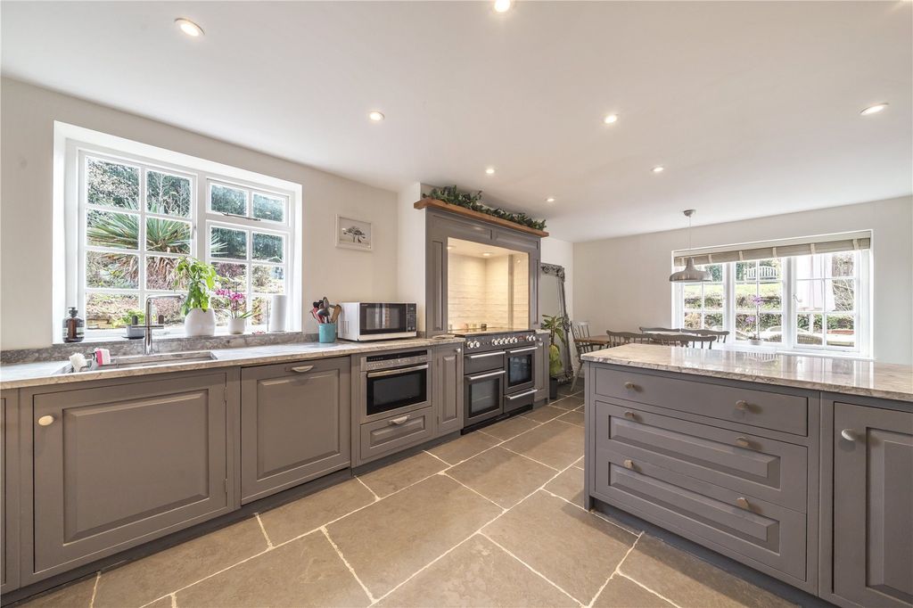 Property photo 2 of 25 Kitchen