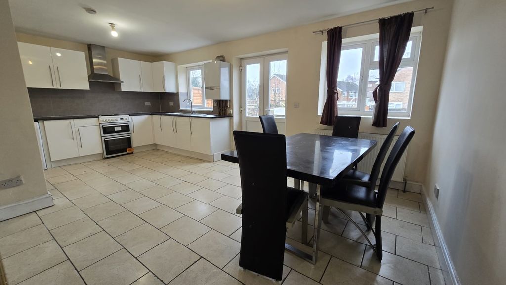 Property photo 1 of 12 4 Bed Terraced House To Rent Ellesmere Gardens, Redbridge Ig4