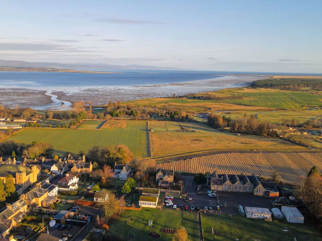 Property photo 2 of 25