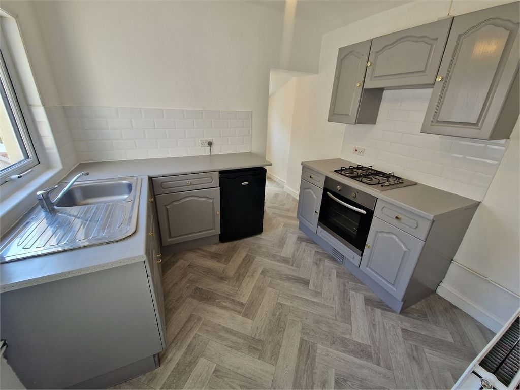 Property photo 3 of 11 Kitchen