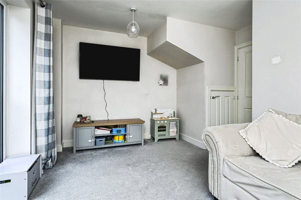 Property photo 3 of 22 Lounge