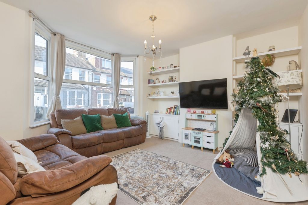 Property photo 2 of 16 Front Room