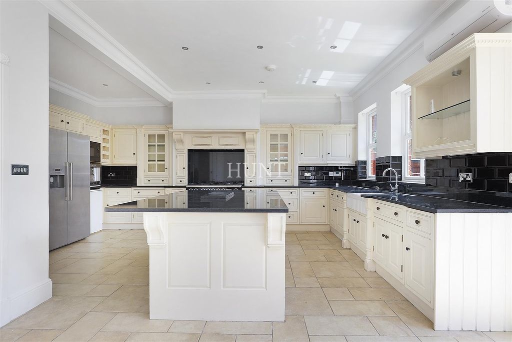 Property photo 2 of 39