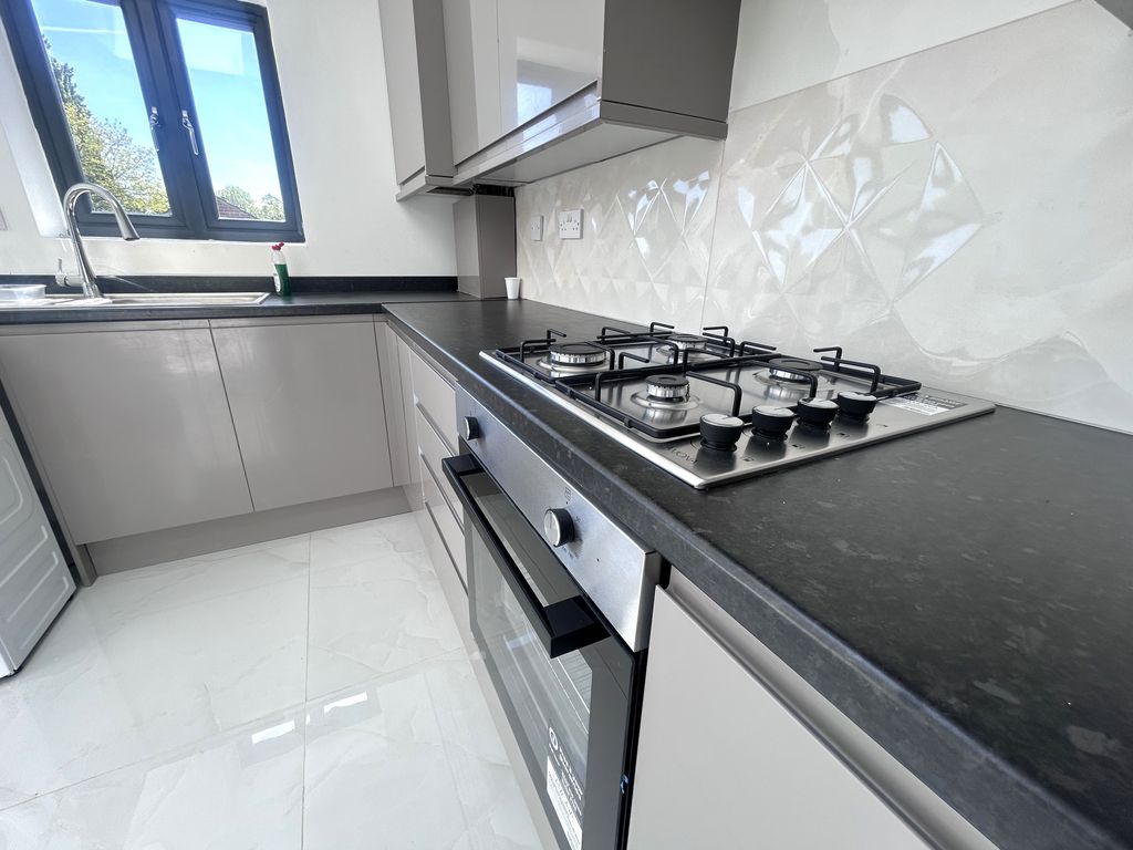 Property photo 3 of 35 Image00023