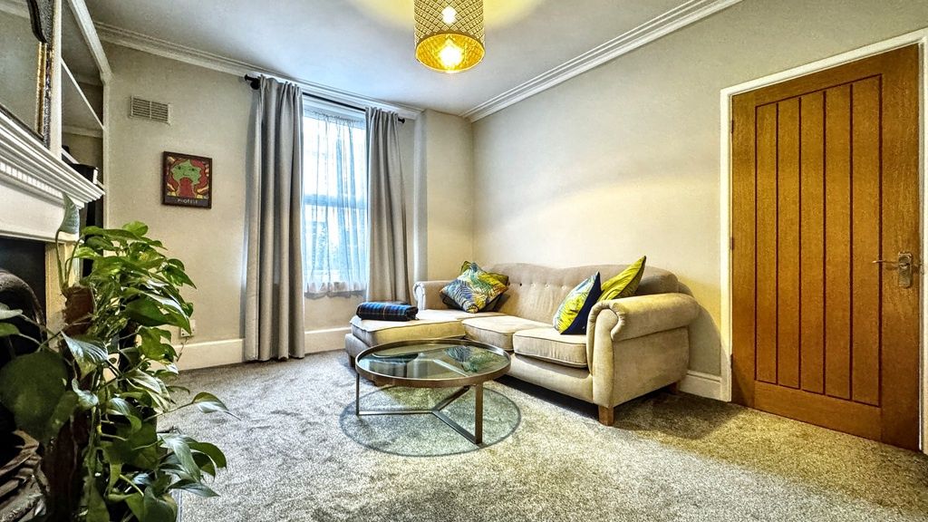 Property photo 1 of 15 Bright, Well-Presented Living Room With A Comforta...